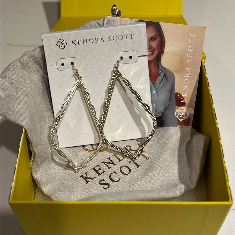 NWOT Kendra Scott gold Sophee Drop earrings